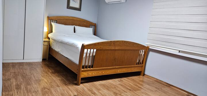  Ეს არის დედოფლის ზომის ხის საწოლი აშშ ‑ დან. 