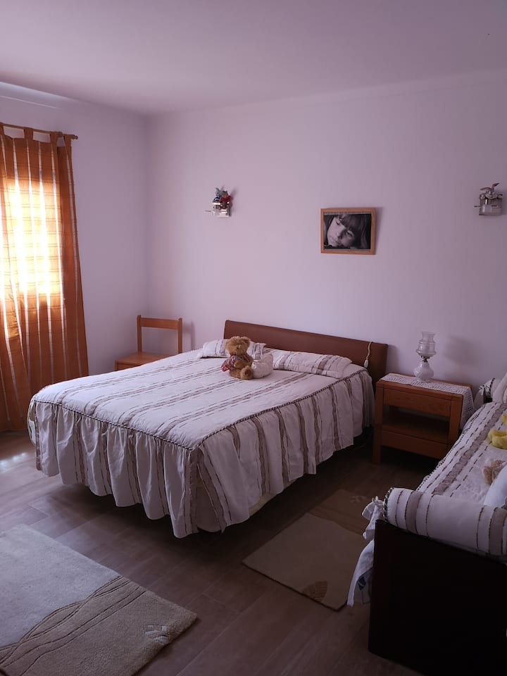 Habitación 2 - cama tamaño queen (1,6 mx2,0 m) + 1 cama individual y posibilidad de poner otra cama individual 