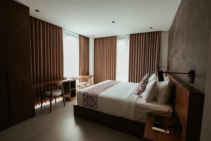 تحتوي كل غرفة نوم واسعة في الطابق العلوي على غرفة ملابس وسرير كبير الحجم وحمام داخلي.