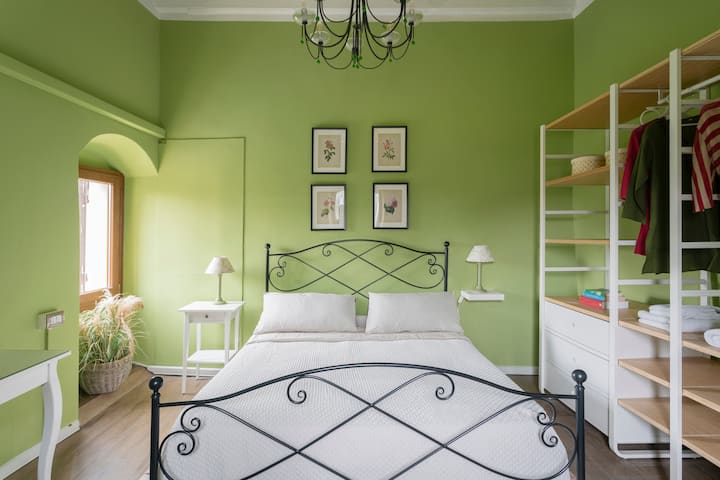 Chumba cha kulala kilicho na kitanda cha watu wawili