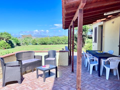 Apartment in a villa with garden, near the sea