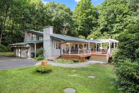 Luxury NH Estate | Hot Tub, Game Room, Lake & Ski