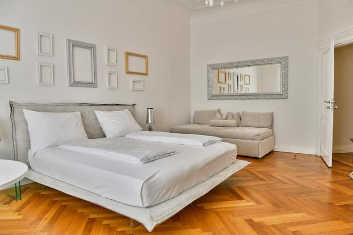 Luxury Apartment With Balcony, 3 Br, 2 Parking - Meran