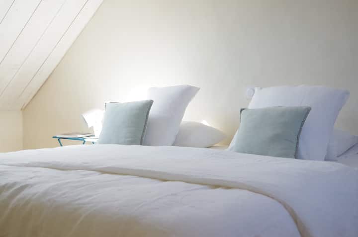 Mettiamo a vostra disposizione tutta la biancheria di casa accuratamente scelta per ogni stanza di La Grange Neuve:  troverete i vostri letti già fatti, con lenzuola di lino!