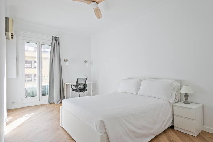 Bright stylish apartment in central Eixample gallery image 2