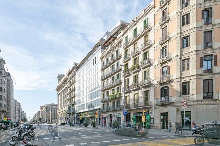 Bright stylish apartment in central Eixample gallery image 4