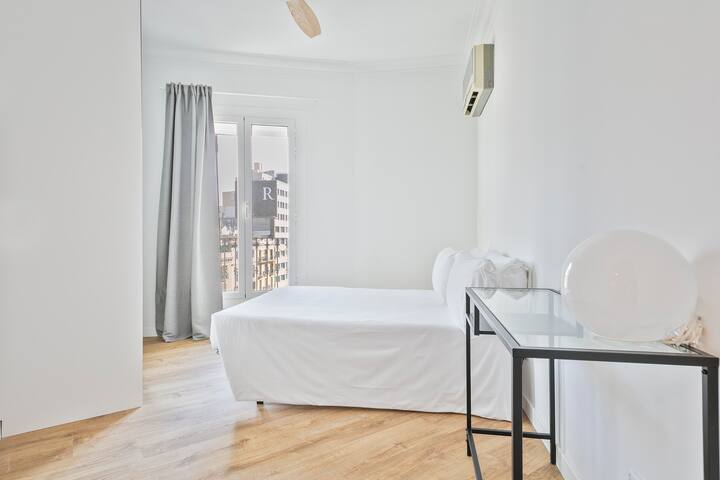 Bright stylish apartment in central Eixample gallery image 5