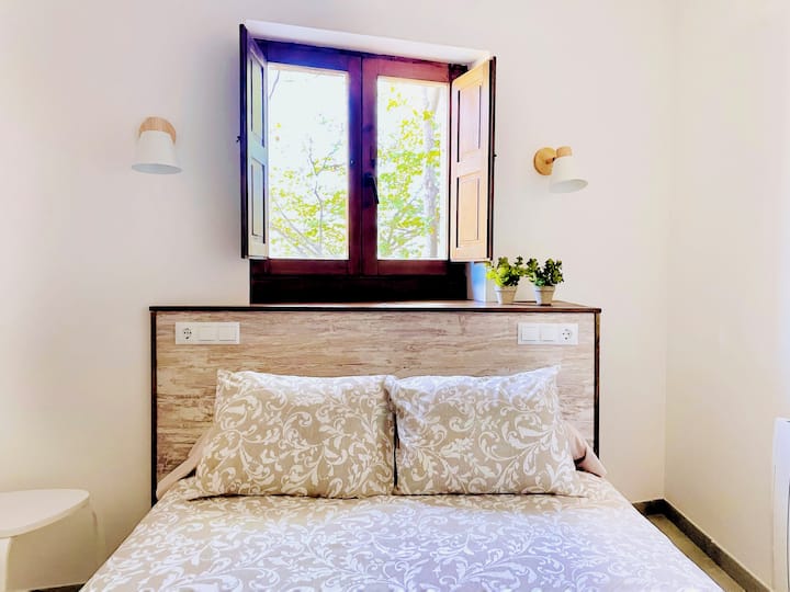 0 სართულზე მდებარე ოთახს აქვს ლამაზი საწოლი, რომელსაც თავში ფანჯარა აქვს, ამ ოთახში არის კარადა თქვენი ნივთების შესანახად.