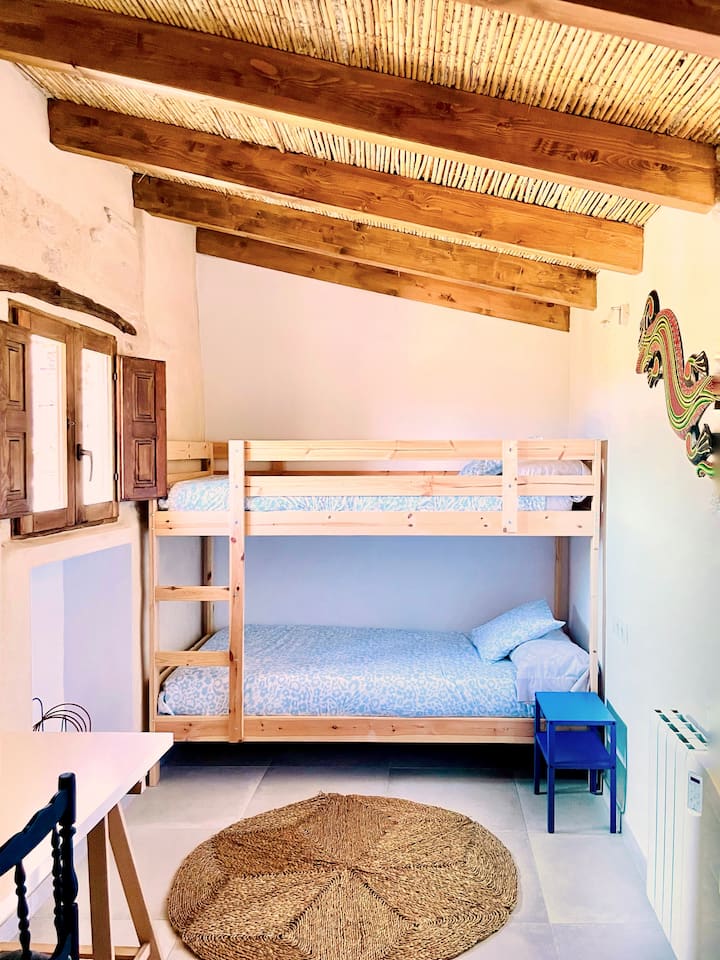 Ოთახი ორსართულიანი საწოლით, არის ფართო და ლამაზი ოთახი სამუშაო მაგიდით ან სასწავლებლად, ასევე აქვს კარადა თქვენი ნივთების შესანახად.