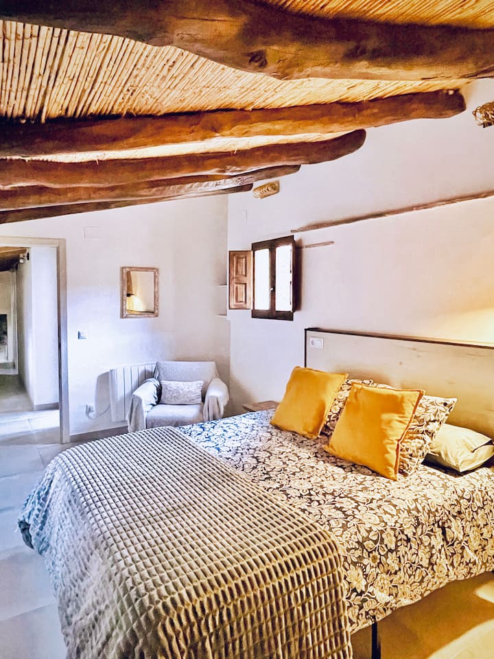 Საძინებელი 2 მდებარეობს სახლის პირველ სართულზე, მას აქვს ფართო კომფორტული უჯრები თქვენი ნივთების შესანახად და სავარძელი, რომ მშვიდად წაიკითხოთ, ასევე ამ საძინებლიდან იშლება ლამაზი მთის ხედები.