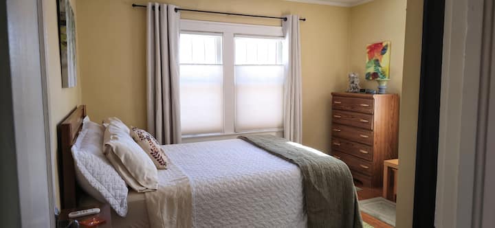 Nočné stolíky na oboch stranách postele majú nabíjacie porty. Zatemňovacie závesy na oboch oknách. Odtiene sú zhora nadol / zdola nahor.„ Pôvodné okná z roku 1912 majú zátky, ktoré im umožňujú otvoriť len malú vzdialenosť, pokiaľ najprv nepresuniete zátky.