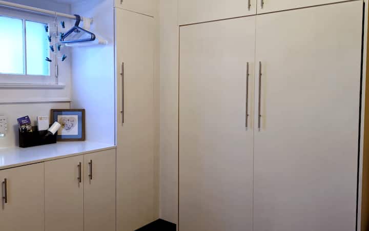 Pokyny na stiahnutie a odloženie štandardnej steny s posteľou sú v zakladači Enidscote umiestnenom na konferenčnom stolíku v obývacej izbe. Ak chcete, aby bol už dole a pripravený, keď prídete, dajte nám vedieť. 