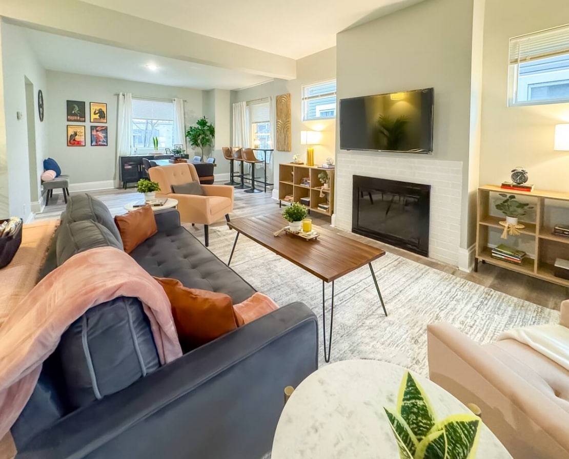 ห้องนั่งเล่นเปิดออกสู่ห้องรับประทานอาหารที่กว้างขวางได้อย่างลงตัวสร้างความรู้สึกโปร่งสบายและเปิดโล่งซึ่งเหมาะสำหรับทั้งการพักผ่อนและความบันเทิง