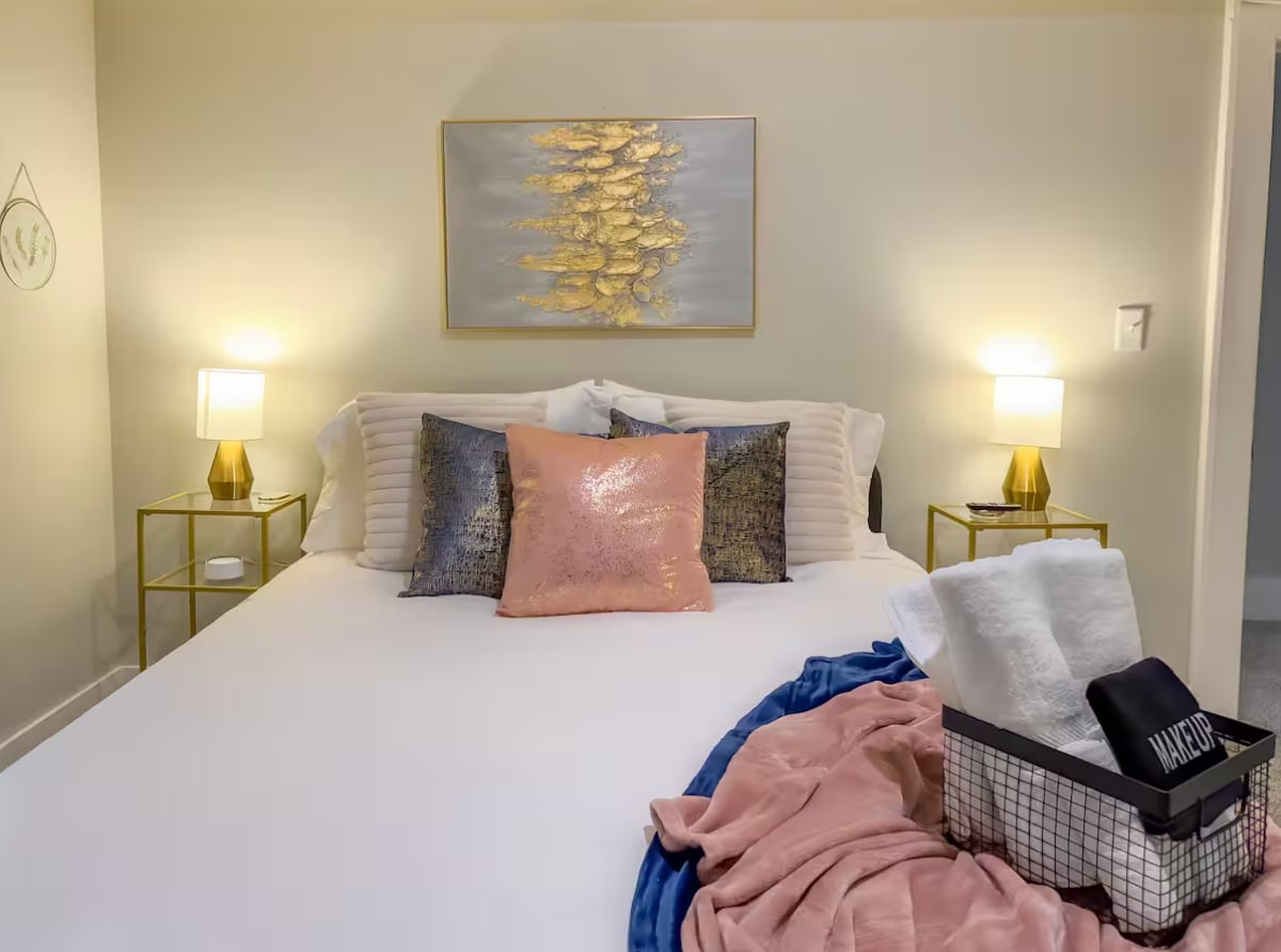 ยินดีต้อนรับสู่ห้องสีชมพูและสีฟ้า - เตียงควีนไซส์ที่สะดวกสบายตกแต่งด้วยผ้าปูที่นอนสุดหรูเพื่อให้นอนหลับสบายตลอดทั้งคืน ด้านใดด้านหนึ่งคุณจะพบกับโคมไฟตั้งโต๊ะที่สร้างแสงที่สมบูรณ์แบบสำหรับการผ่อนคลายและเพลิดเพลินกับหนังสือดีๆก่อนนอน 