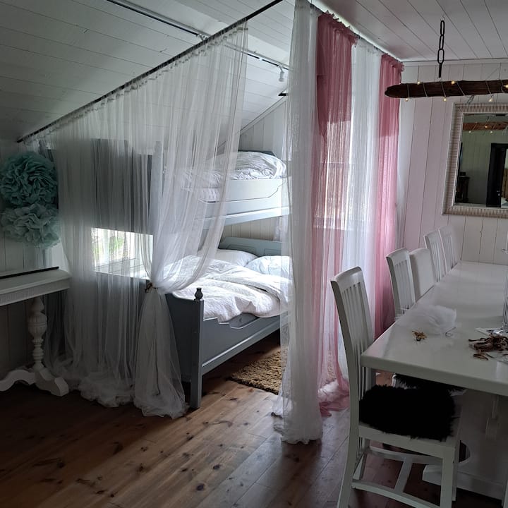 Chumba hiki kiko kwenye ghorofa ya 2. Tumeunda maeneo 2 ya kulala na mapazia kama pazia. Chumba hiki pia hutumika kama sebule.