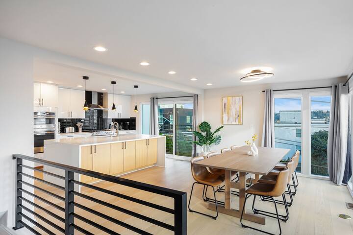 Gorgeous SpaceNeedle & City Views 4B3B gallery image 5