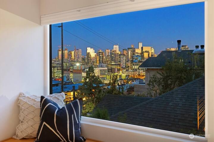 Gorgeous SpaceNeedle & City Views 4B3B gallery image 4