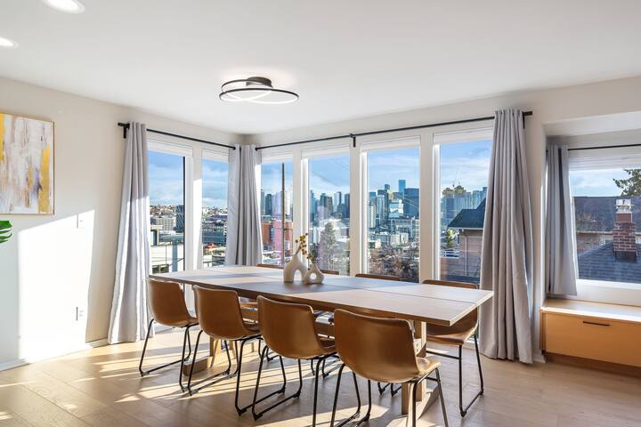 Gorgeous SpaceNeedle & City Views 4B3B gallery image 2