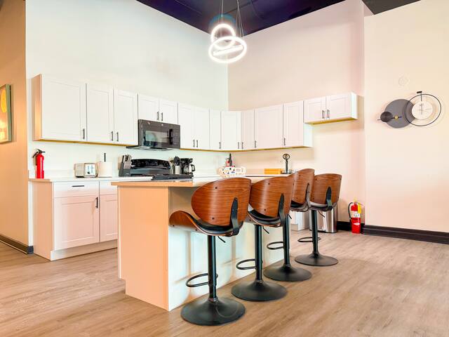 Spacious 6BR Group Unit Near McCormick & Lakefront gallery image 3