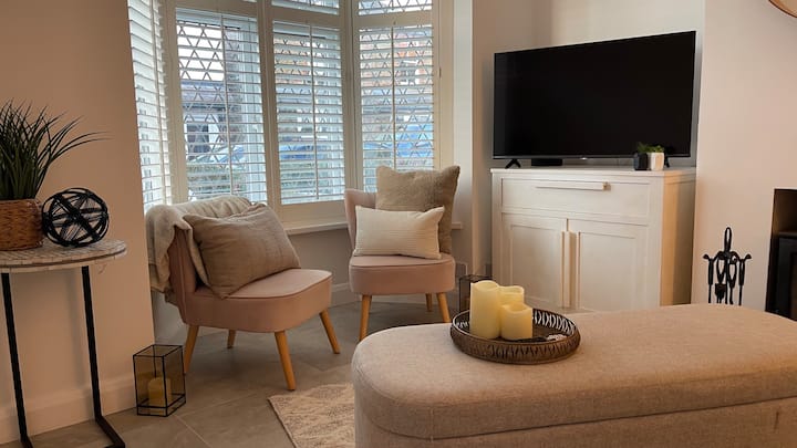 Town Centre Victorian Three Bed - London Heathrow Airport (LHR)