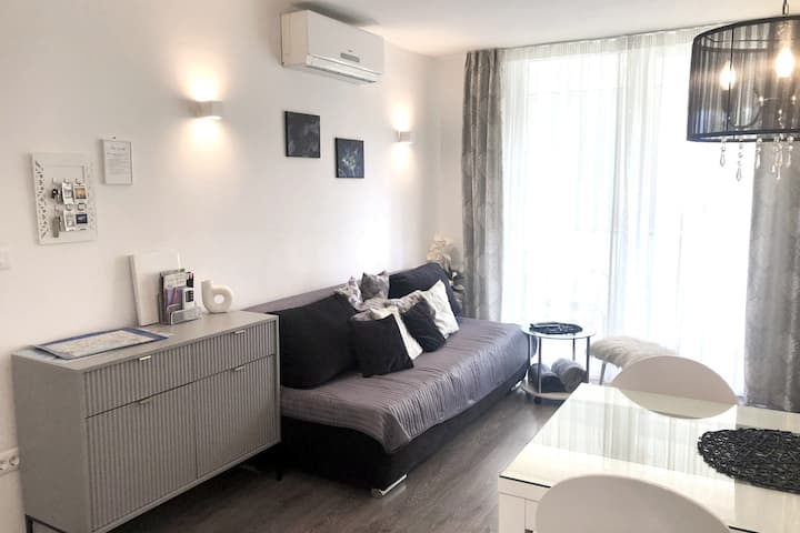 أريكة في غرفة المعيشة