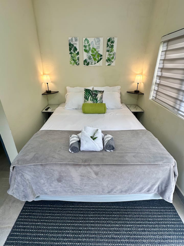 ห้อง 4 – เตียงควีนไซส์ 1 เตียงโซฟา/เตียงเต็มรูปแบบผ้าปูที่นอนนุ่ม แอร์, สมาร์ททีวี, WIFI, ตู้เย็นขนาดเล็ก, ระบบตู้เสื้อผ้า, โคมไฟพร้อมปลั๊ก USB-A & C, กระจกยาวเต็มบาน, ลูกบาศก์/ที่นั่ง, น้ำร้อนในห้องอาบน้ำ, กระจกตู้ยาในห้องน้ำสำหรับเก็บของเพิ่มเติมวิวสระว่ายน้ำ