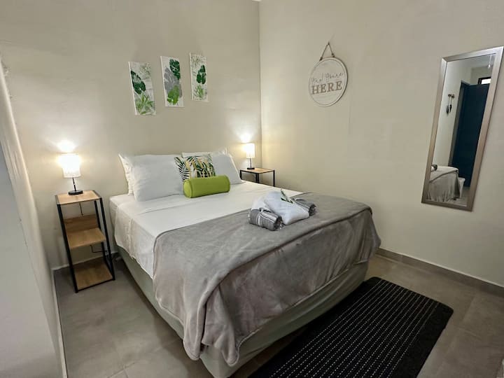 ห้อง 3 – เตียงควีนไซส์ผ้าปูที่นอนนุ่มไมโครไฟเบอร์ โต๊ะข้างเตียงโคมไฟข้างเตียงพร้อมปลั๊กเสริมกระจกแบบเต็มตัว