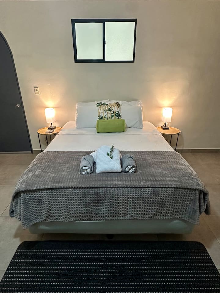 ห้อง 1 - เตียงควีนไซส์ ผ้าเช็ดตัวนุ่มหรูสำหรับใช้ในห้องพักและผ้าขนหนูผ้าฝ้ายตุรกีสีเทา/ขาวสำหรับใช้ที่สระว่ายน้ำส่วนตัว Tropical Zen เท่านั้น