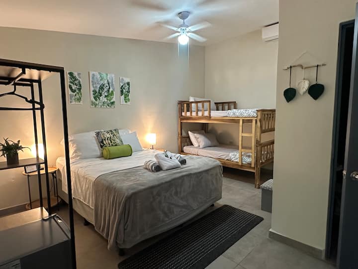 ห้อง 2 – เตียงควีนไซส์ 1 เตียงและเตียงสองชั้นคู่ผ้าปูที่นอนไมโครไฟเบอร์นุ่ม เครื่องปรับอากาศ, สมาร์ททีวี, WIFI, ตู้เย็นขนาดเล็ก, ระบบตู้เสื้อผ้า, โคมไฟข้างเตียงพร้อมปลั๊ก USB-A และ C, กระจกยาวเต็มบาน, ลูกบาศก์/ที่นั่งเก็บของและกระจกตู้ยาในห้องน้ำสำหรับเก็บของเพิ่มเติม