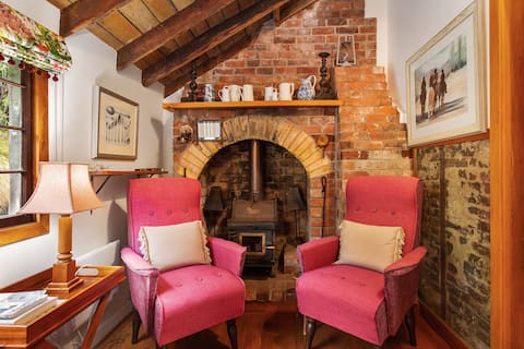 Top Airbnb: Mill Cottage with Spa and Sauna in Banks Peninsula