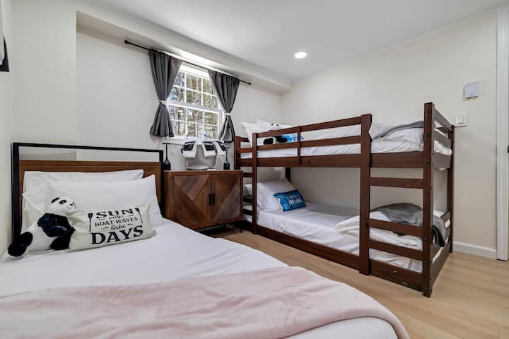 Bedroom with twin beds