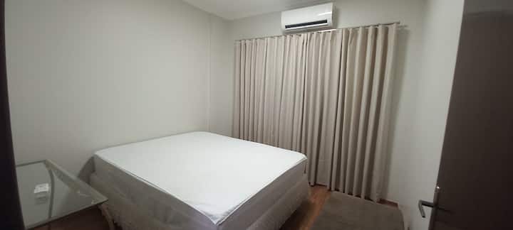 Backroom (menor), con aire acondicionado, un puf y un lugar para hospedar a mala y los aspectos básicos del alojamiento