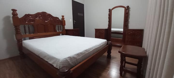 Habitación delantera (más grande), con una cama doble y todos los muebles de estilo retro tallados por artesanos de madera maciza de caoba. 