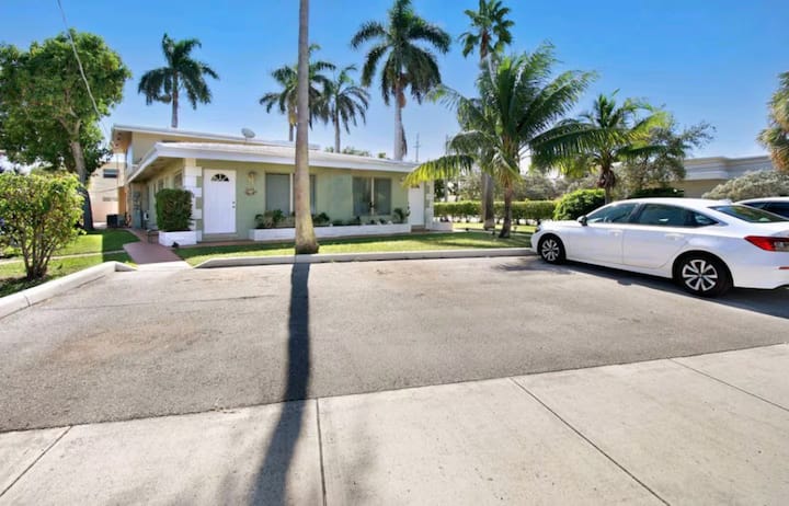 Beach Oasis -Walk 2 Beaches, Restaurants - Pets Ok - Deerfield Beach, FL