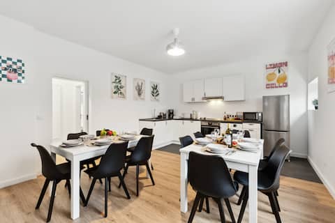 Modern~Netflix~Messe~Veltins Arena~Free Parking