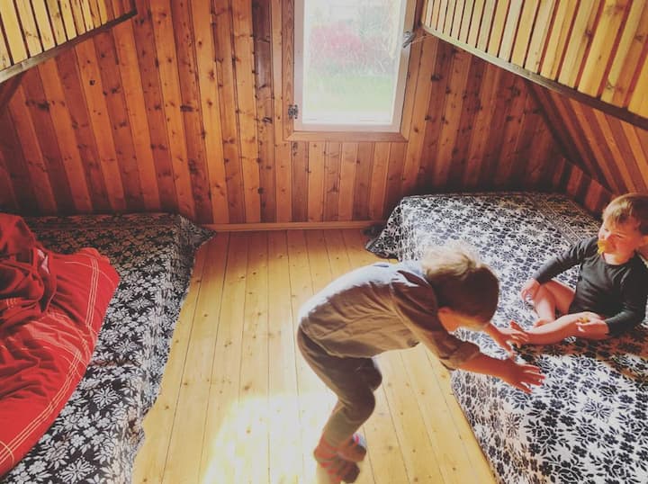 Le grenier peut être réservé en option - n'hésitez pas à nous écrire. Il peut servir de salle de jeux pour les enfants (plus âgés) et permet 5 autres couchages simples avec des matelas, idéal pour les enfants. L'accès se fait par une échelle.