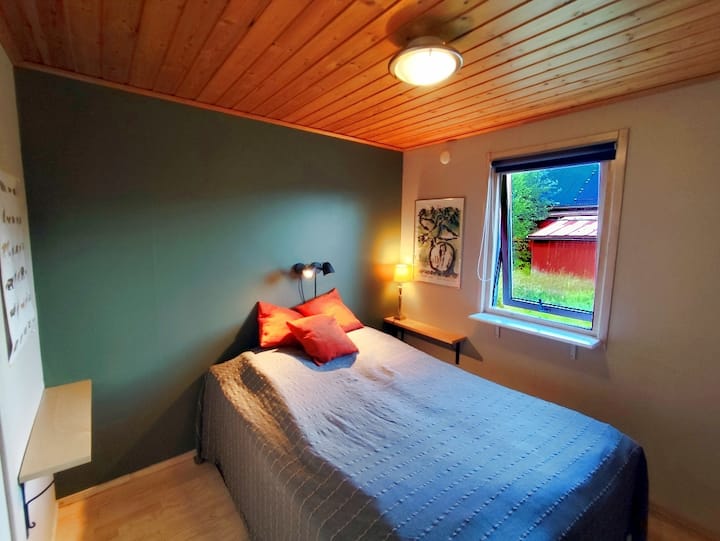 Spálňa 1 je vybavená manželskou posteľou s rozlohou 140 cm. 