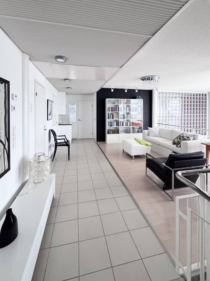 Sala de estar en la planta superior, OH. 
Sala de estar con gran sofá y sillón. El espacio tiene capacidad para 10 personas 
una mesa de negociación para un espíritu que se configurará bajo petición. 