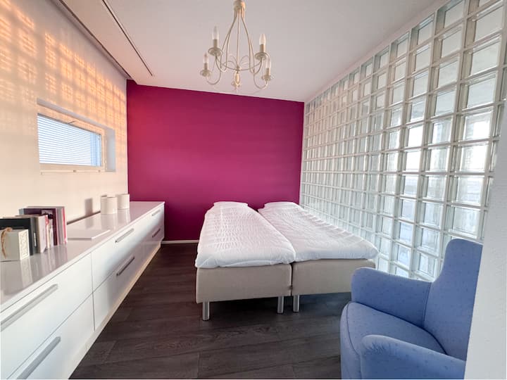 MH 4 (arriba : hay una cama de 160 cm de ancho en el dormitorio que se puede compartir en dos. 
También hay una pequeña estación de trabajo e impresora en la habitación. Hay dos armarios en la habitación. 
Las ventanas tienen persianas.