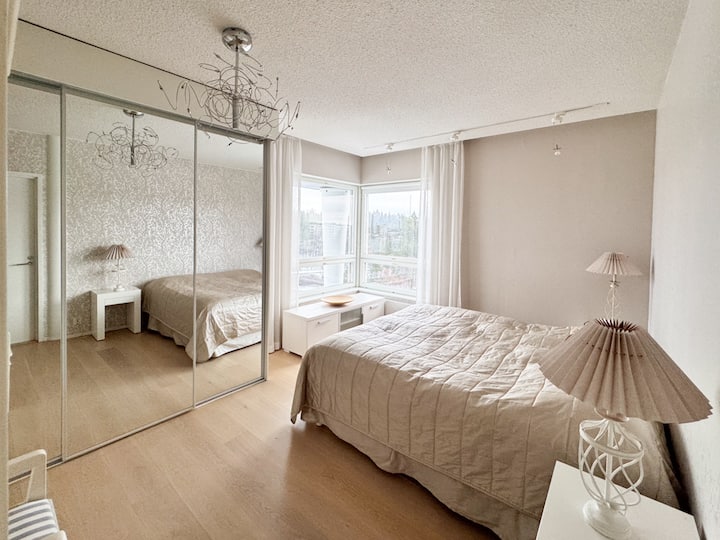 MH 3 (arriba): hay una cama de 180 cm en el dormitorio que se puede compartir en dos. 
como una cama separada. El dormitorio tiene acceso directo a la lavandería a través del vestidor. 
El dormitorio tiene un armario empotrado con puertas correderas de espejo y cortinas opacas y TV.