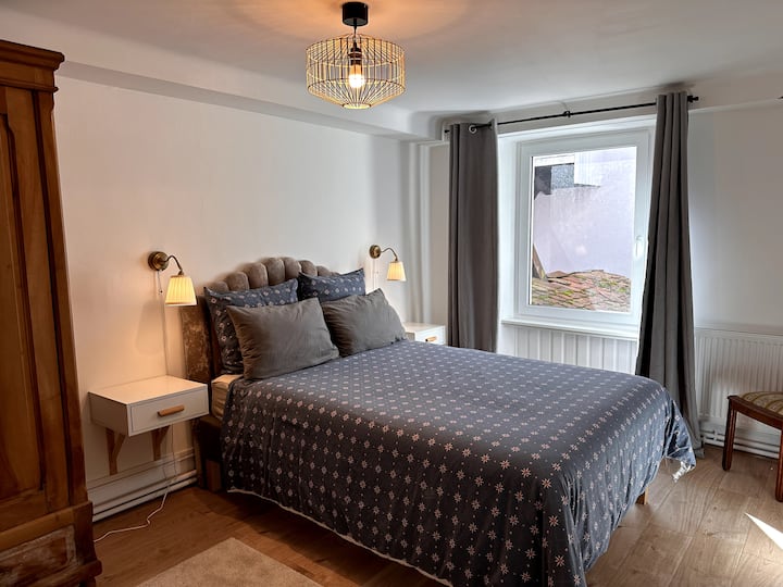 Udobna soba s udobnim krevetom od 140 cm, antiknim drvenim ormarom od voska, ormarićem na umivaoniku i dva odgovarajuća noćna ormarića. Topao i autentičan prostor za ugodan boravak.