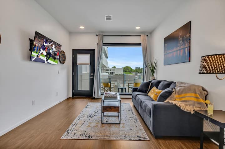 Gulch Edge Condo | King Bed | Pool | Near Broadway - Nashville, TN