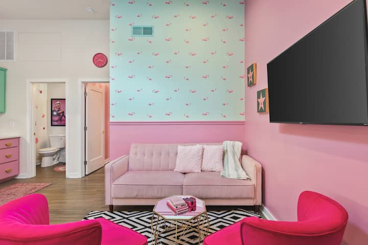 Barbie Dream Condo -Near Restaurants, Coffee & Bar - Nashville, TN