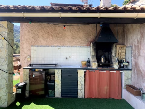 Annonce Airbnb populaire: Hidden nest in the hills à Marseille 11e Arrondissement