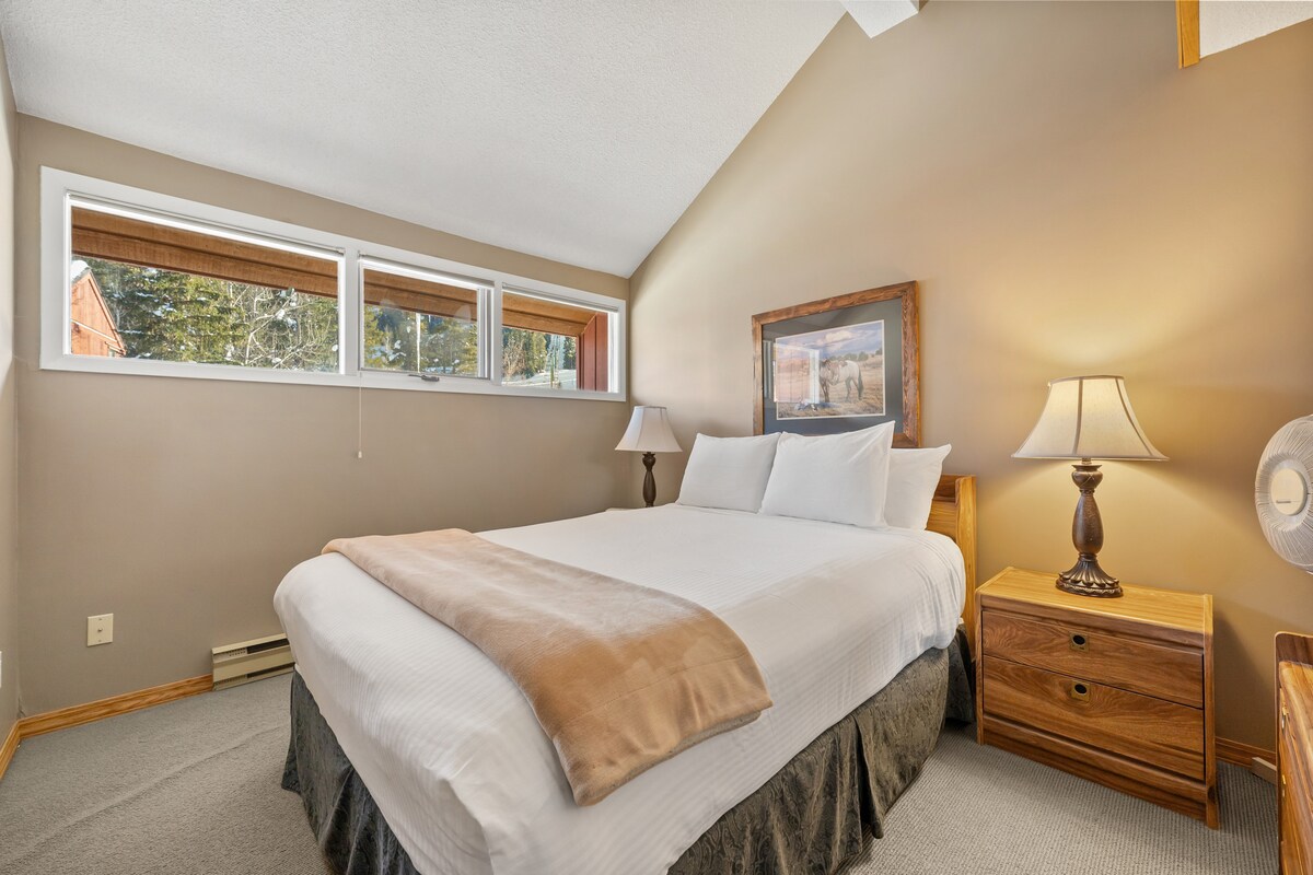 חדר שינה ראשי (למעלה) עם מיטת קווין סייז, ארון ותריסים להחשכת החדר.