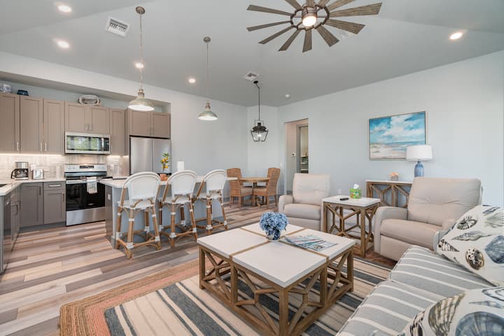 Coastal Pearl Retreat | Walk To Beach - Fort Myers Beach, FL