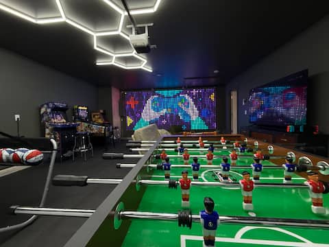 Game On! 4BR w/ King & Fireplace