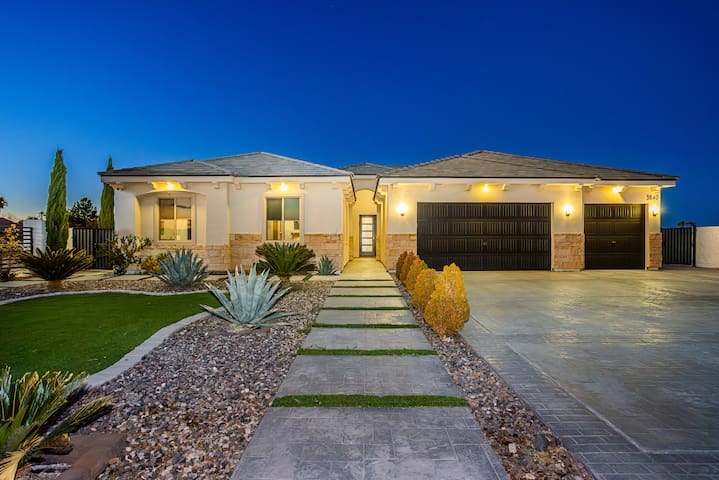 Luxe Lounge Fun Pool/Relaxing Spa gallery image 2