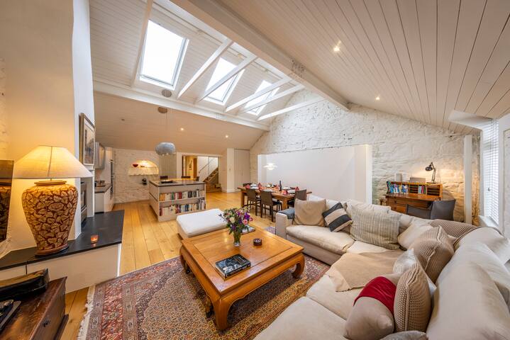 Luxurious three bedroom apartment in Mews building gallery image 4