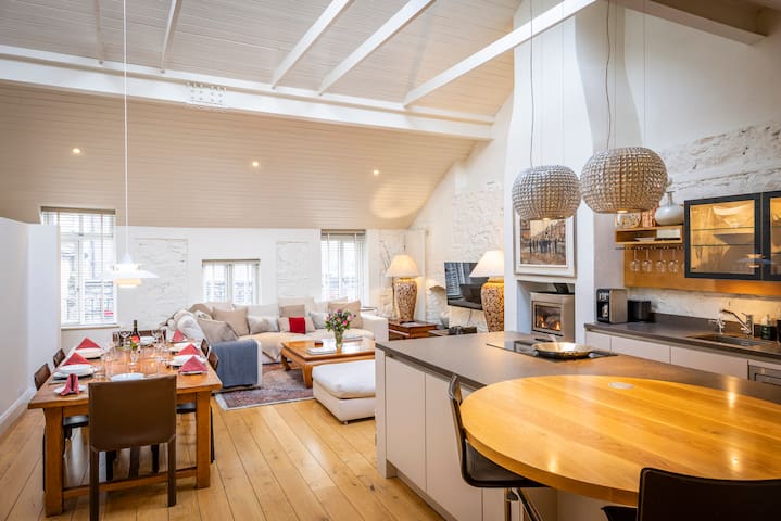 Luxurious three bedroom apartment in Mews building